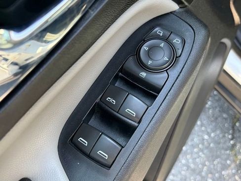 Used 2019 Chevrolet Equinox LS FWD image 11