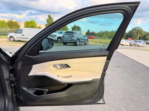 Used 2020 BMW 330i Sedan w/ M Sport Package RWD image 27