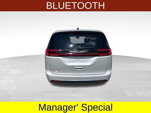 Used 2024 Chrysler Pacifica Touring-L FWD image 6