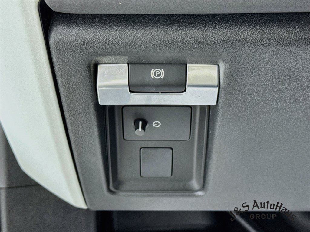 Used 2023 Land Rover Defender 130 X-Dynamic SE AWD/4WD image 10