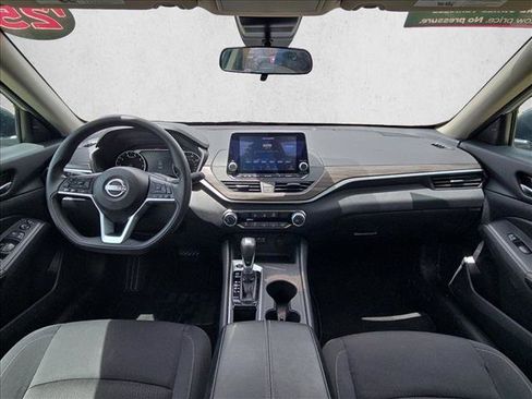 Used 2025 Nissan Altima 2.5 SV FWD image 15
