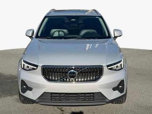 Used 2023 Volvo XC40 B5 Plus image 2
