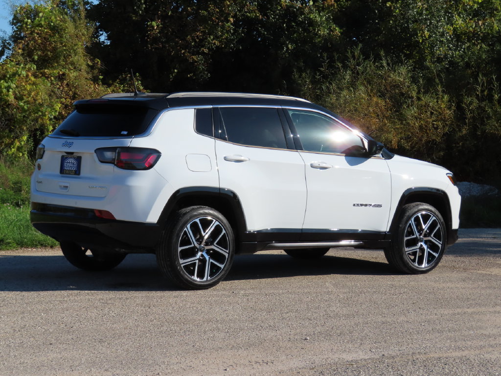 Used 2025 Jeep Compass Limited w/ Elite Group AWD/4WD image 3