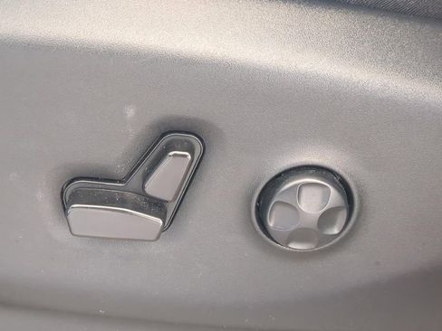 Used 2024 Chrysler Pacifica Touring-L FWD image 24