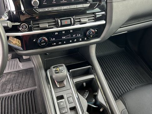 Used 2022 Nissan Pathfinder SV image 22