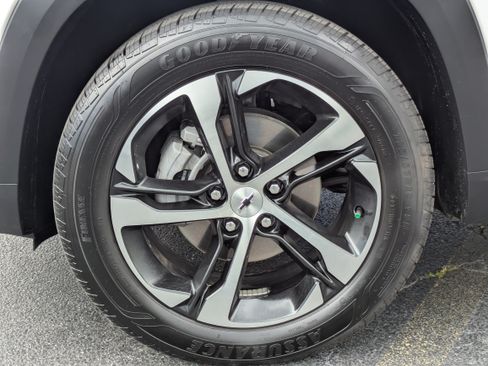 Used 2025 Chevrolet Trax RS w/ Driver Confidence Package FWD image 29