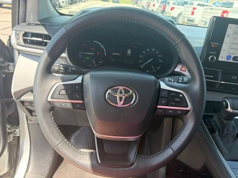 Used 2025 Toyota Sienna XLE FWD image 29