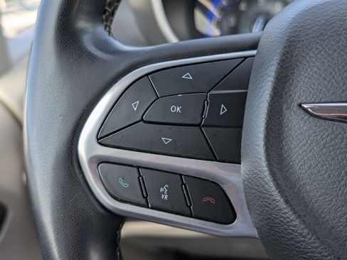 Used 2023 Chrysler Pacifica Touring-L FWD image 24