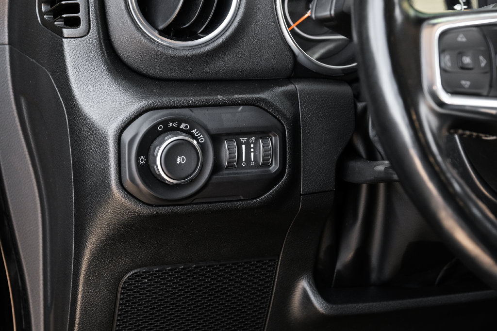 Used 2022 Jeep Wrangler Unlimited Sahara w/ LED Lighting Group AWD/4WD image 39