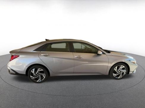 Used 2025 Hyundai Elantra SEL image 16