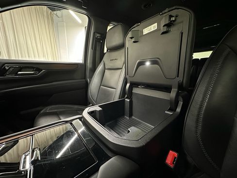 Used 2025 GMC Yukon XL Denali AWD/4WD image 40