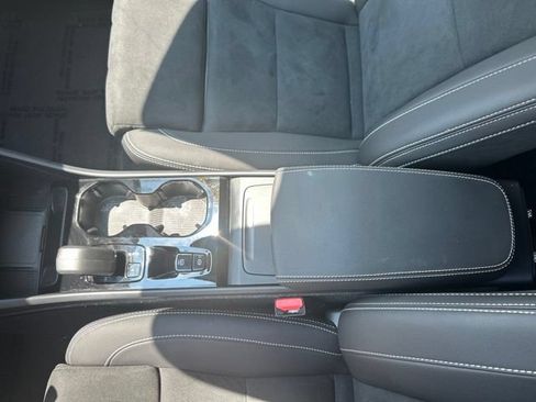 Certified 2025 Volvo XC40 B5 Plus AWD/4WD image 28