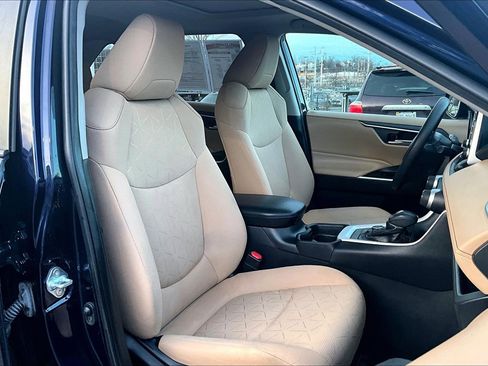 Used 2021 Toyota RAV4 XLE image 7