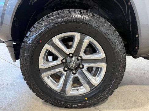 Used 2017 Toyota Tacoma Limited w/ Tow Package AWD/4WD image 19