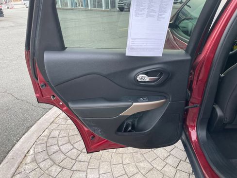 Used 2017 Jeep Cherokee Sport image 34