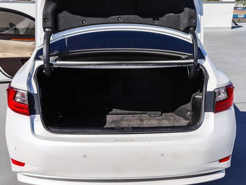 Used 2018 Lexus ES 300h w/ Navigation Package FWD image 24