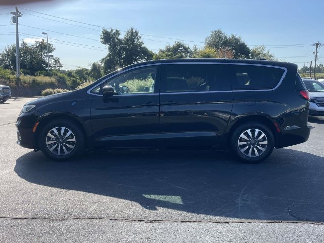 Used 2023 Chrysler Pacifica Touring-L FWD image 4