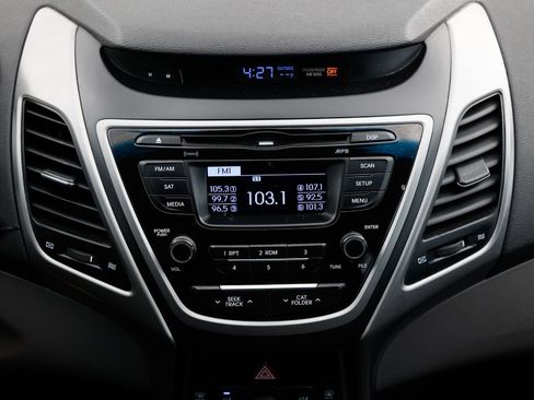 Used 2015 Hyundai Elantra SE image 31