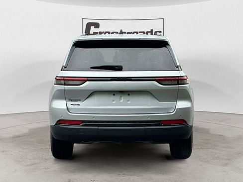 Used 2025 Jeep Grand Cherokee Altitude AWD/4WD image 4