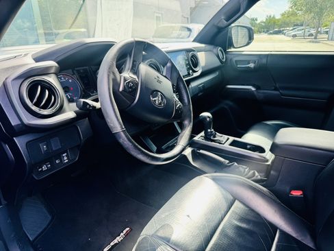 Used 2020 Toyota Tacoma TRD Sport w/ TRD Premium Sport Package AWD/4WD image 9