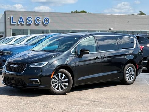 Used 2023 Chrysler Pacifica Touring-L FWD image 1