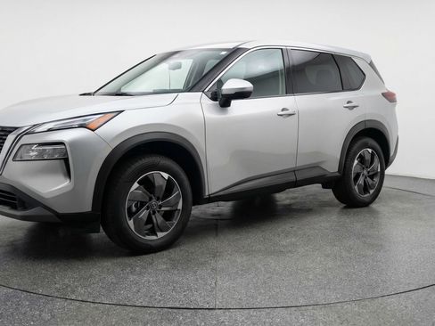 Used 2025 Nissan Rogue SV image 3