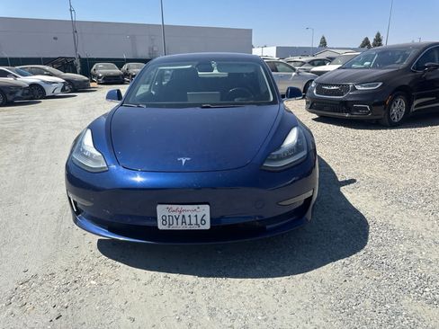 Used 2018 Tesla Model 3 Mid Range RWD image 2