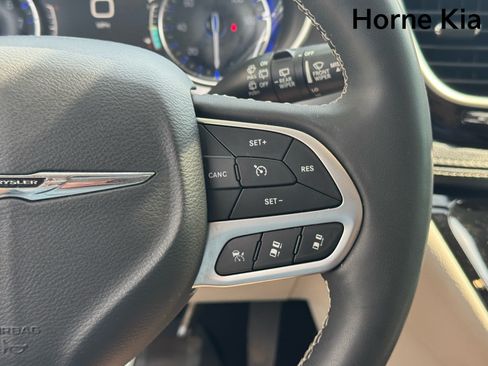 Used 2023 Chrysler Pacifica Touring-L FWD image 20