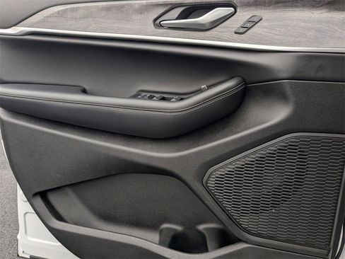 Used 2024 Jeep Grand Cherokee L Limited w/ Luxury Tech Group II image 10