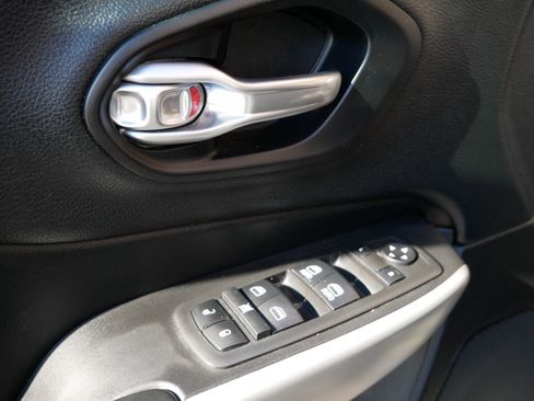 Used 2018 Jeep Cherokee Trailhawk w/ Cold Weather Group image 9