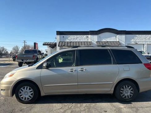 Used 2009 Toyota Sienna CE image 2