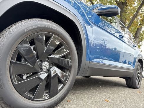 Used 2025 Volkswagen Atlas SE w/ Black Wheel Package image 12