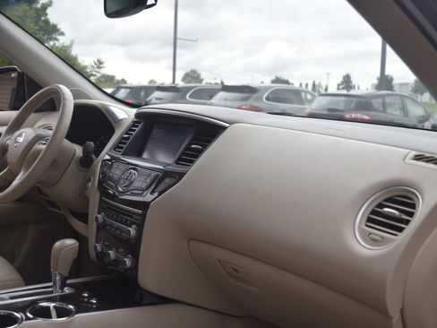 Used 2013 Nissan Pathfinder Platinum w/ Platinum Premium Pkg FWD image 17