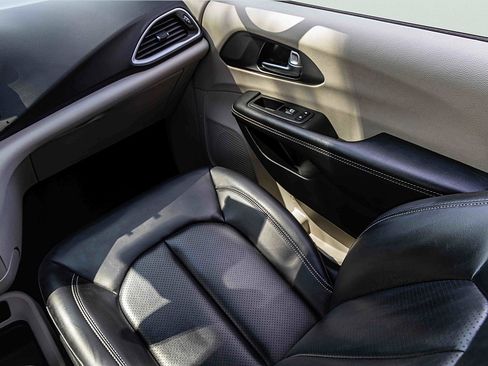 Used 2023 Chrysler Pacifica Touring-L FWD image 18
