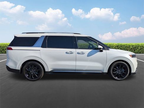 Used 2024 Kia Carnival SX Prestige image 3