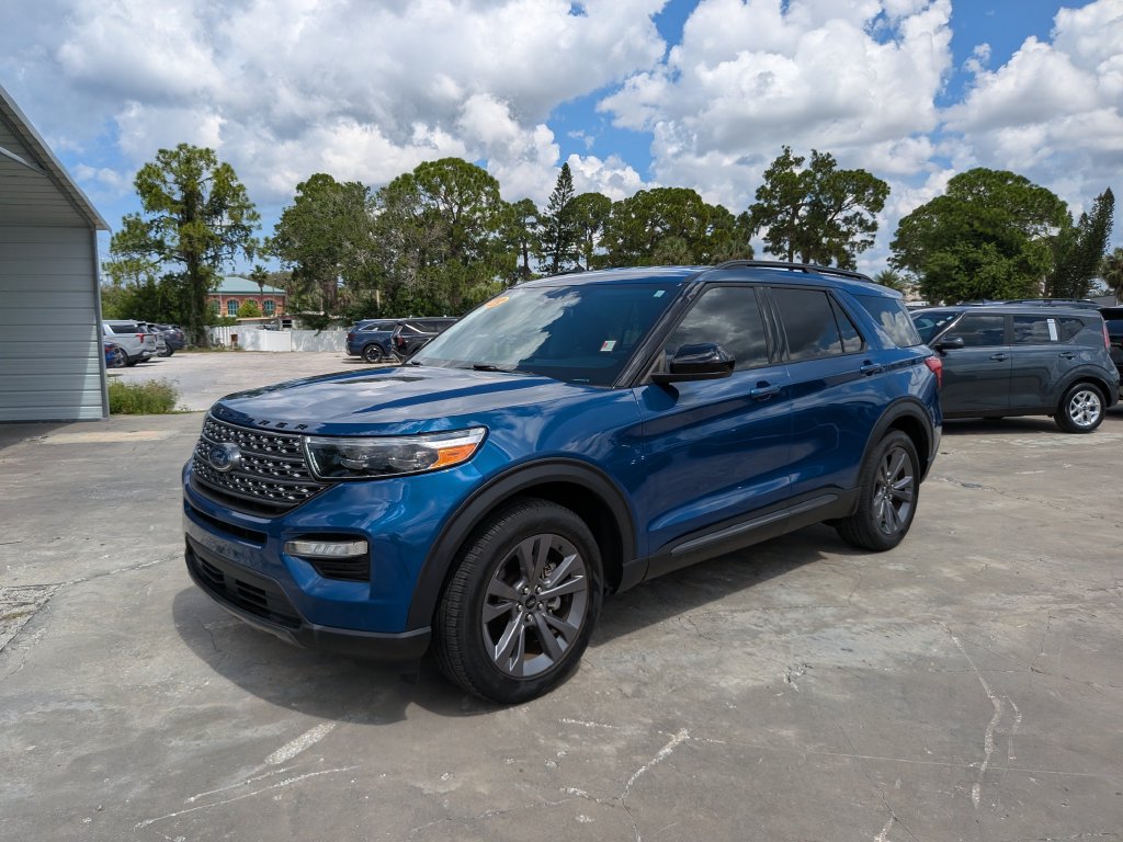 Used 2023 Ford Explorer XLT w/ Equipment Group 202A RWD image 4