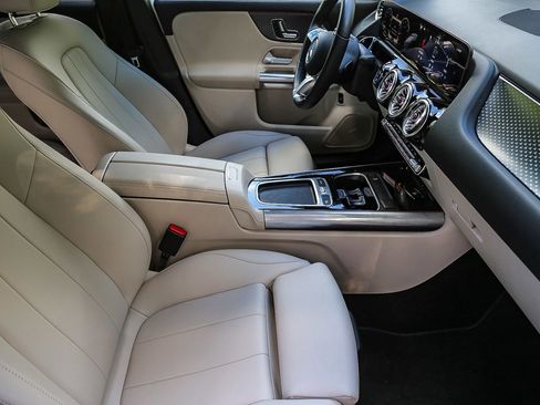 Certified 2025 Mercedes-Benz GLA 250 4MATIC image 15