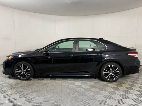 Used 2020 Toyota Camry SE FWD image 3