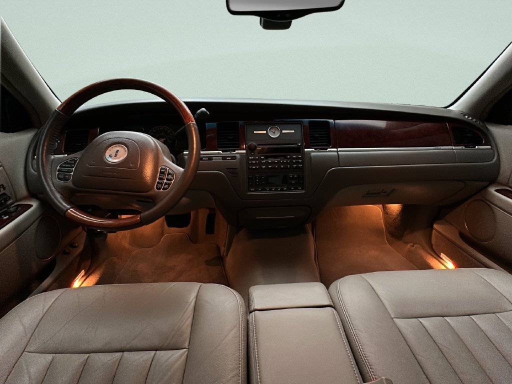 Used 2003 Lincoln Town Car Signature RWD image 2