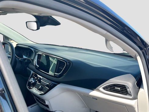 Used 2024 Chrysler Pacifica Touring-L FWD image 28