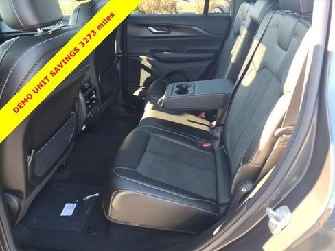 New 2025 Jeep Grand Cherokee Altitude image 17