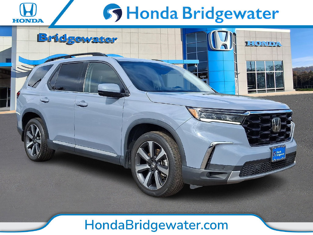 Used 2024 Honda Pilot Touring image 1