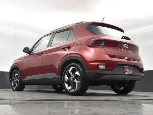 Used 2025 Hyundai Venue Limited FWD image 12