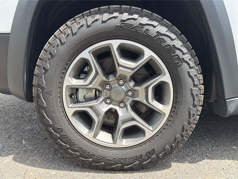 Used 2021 Jeep Cherokee Trailhawk AWD/4WD image 25
