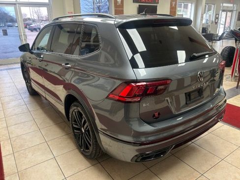 Used 2022 Volkswagen Tiguan SE R-Line image 3