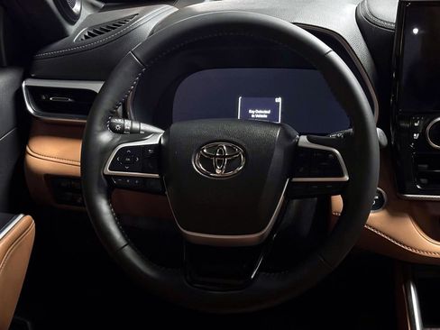 Used 2025 Toyota Highlander Platinum AWD/4WD image 17