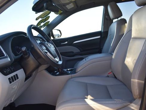 Used 2019 Toyota Highlander XLE image 27