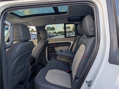 Used 2024 Land Rover Defender 110 X-Dynamic SE image 12