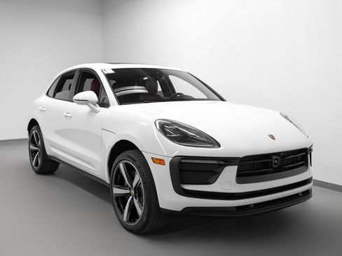 Certified 2026 Porsche Macan AWD/4WD image 10