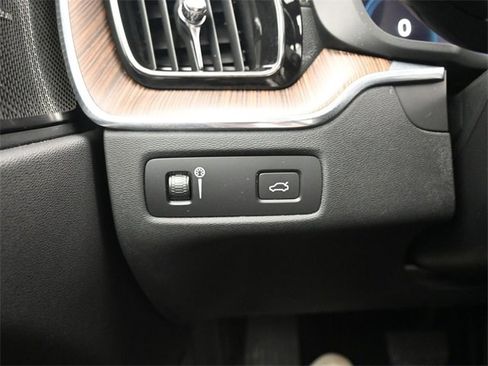 Used 2022 Volvo XC60 B5 Inscription image 29